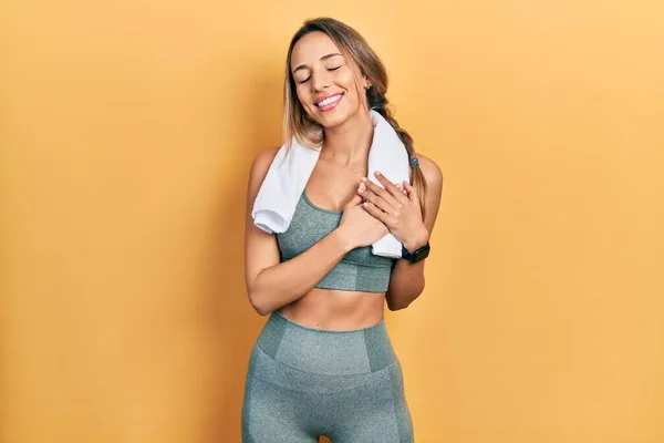 Hermosa Mujer Hispana Con Ropa Deportiva Toalla Sonriendo Con Las — Foto de Stock