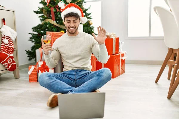 Joven Hispano Bebiendo Champán Haciendo Videollamadas Usando Laptop Casa — Foto de Stock