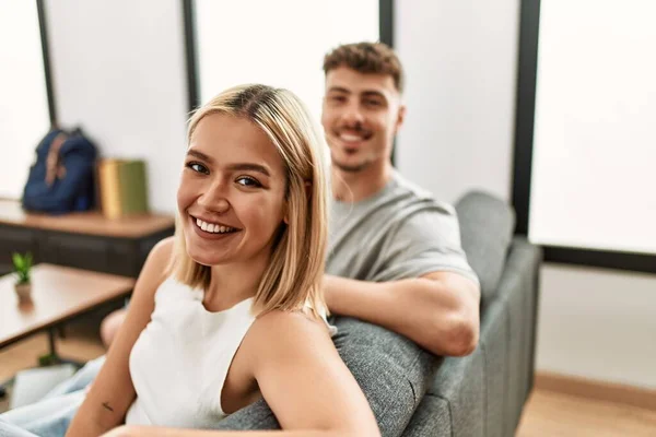 Young Caucasian Couple Smiling Happy Sitting Sofa Home — ストック写真