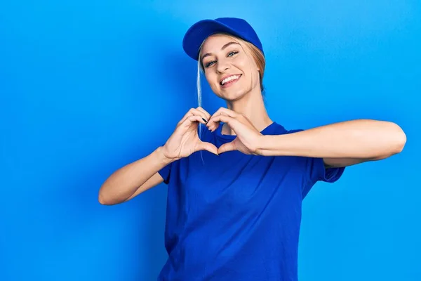 Mulher Caucasiana Jovem Vestindo Uniforme Mensageiro Usando Boné Sorrindo Amor — Fotografia de Stock