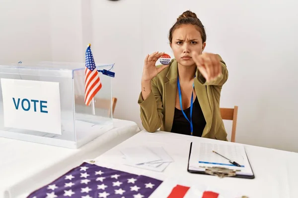 カメラとあなたに指で指して投票することによって政治運動で美しいヒスパニック系の女性 真剣に見て自信を持ってジェスチャー — ストック写真
