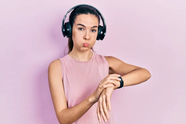 Ung Brunett Kvinna Bär Gym Kläder Med Hörlurar Och Smart — Stockfoto