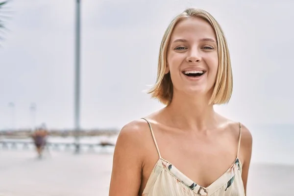 Jovem Mulher Bonita Sorrindo Confiante Pelo Mar — Fotografia de Stock