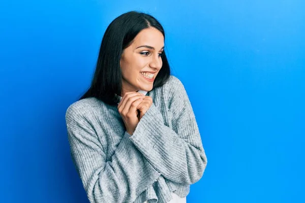 Junge Hispanische Frau Lässiger Kleidung Lacht Nervös Und Aufgeregt Die — Stockfoto