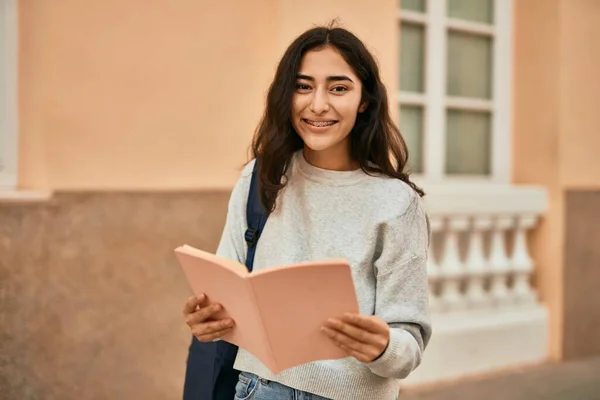 Jeune Étudiante Moyen Orient Fille Souriante Livre Lecture Heureux Ville — Photo