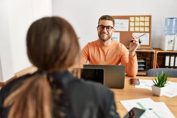 Dos Ejecutivos Negocios Caucásicos Trabajando Oficina —  Fotos de Stock