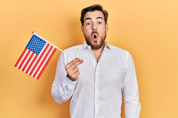 Hombre Caucásico Guapo Con Barba Sosteniendo Bandera Los Estados Unidos —  Fotos de Stock