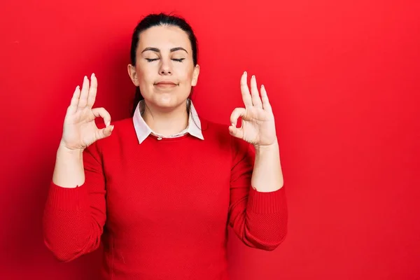 Jonge Spaanse Vrouw Casual Kleding Ontspannen Glimlachen Met Ogen Dicht — Stockfoto