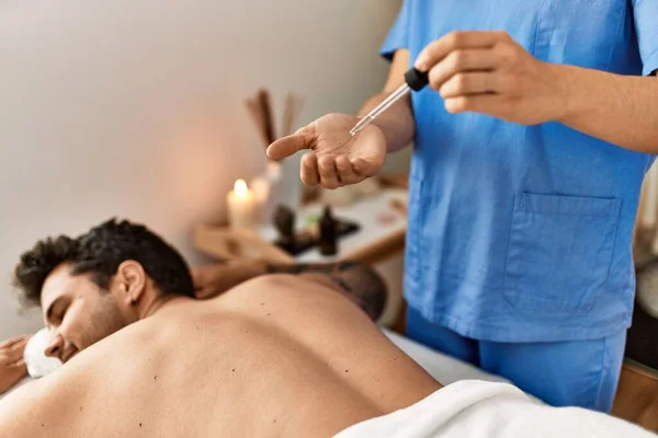 Uomo Reciving Massaggio Alla Schiena Centro Bellezza — Foto Stock