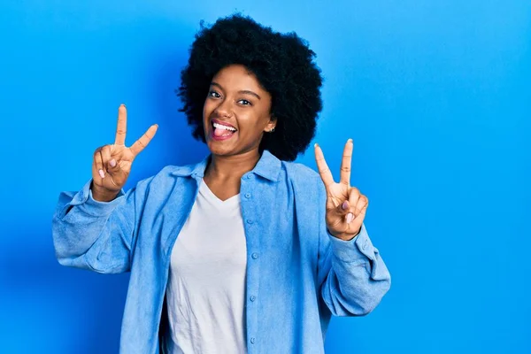 Νεαρή Αφροαμερικανή Που Φοράει Καθημερινά Ρούχα Χαμογελώντας Γλώσσα Έξω Δείχνοντας — Φωτογραφία Αρχείου