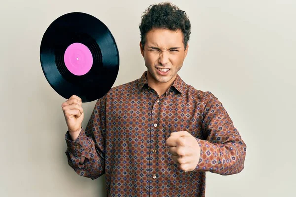 Jovem Homem Bonito Segurando Disco Vinil Irritado Frustrado Gritando Com — Fotografia de Stock