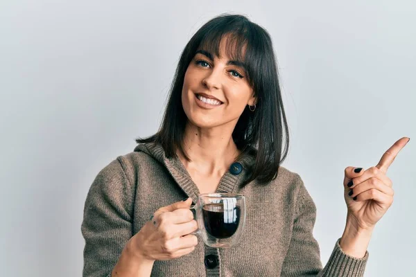 Νεαρή Ισπανίδα Που Πίνει Ένα Φλιτζάνι Καφέ Χαμογελώντας Χαρούμενη Δείχνοντας — Φωτογραφία Αρχείου