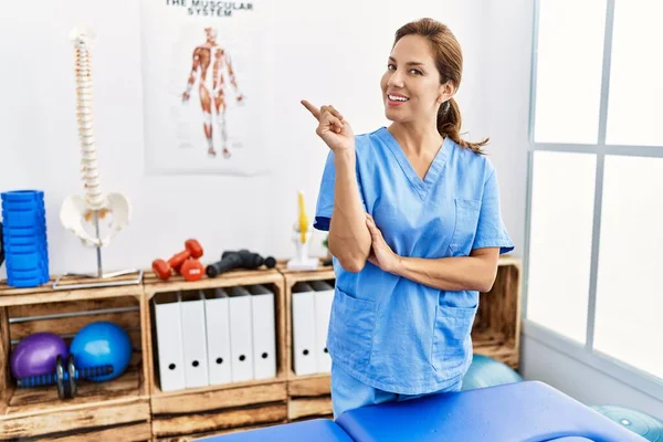 Mulher Fisioterapeuta Hispânica Meia Idade Trabalhando Clínica Recuperação Dor Com — Fotografia de Stock