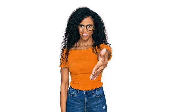 Donna Afro Americana Mezza Età Indossa Abiti Casual Occhiali Sorridenti — Foto Stock