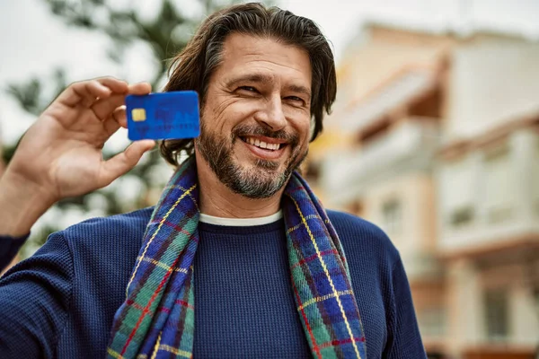 Mężczyzna Średnim Wieku Kartą Kredytową Mieście — Zdjęcie stockowe