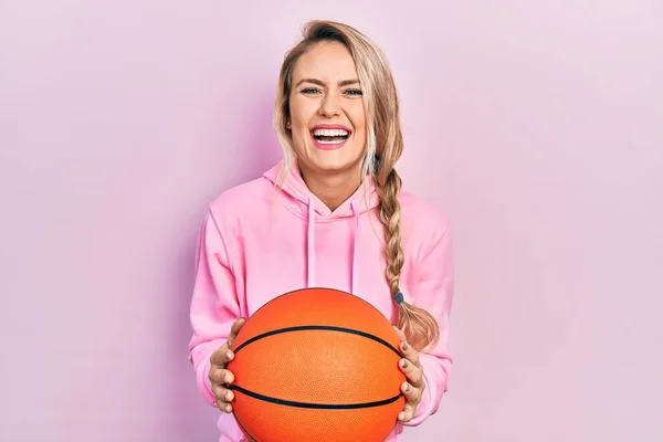 Hermosa Mujer Rubia Joven Sosteniendo Pelota Baloncesto Sonriendo Riendo Voz — Foto de Stock