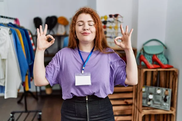 Jonge Roodharige Vrouw Werkt Als Manager Bij Retail Boutique Ontspannen — Stockfoto