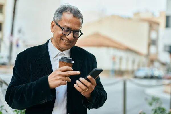 Edad Media Sudeste Asiático Hombre Sonriendo Usando Smartphone Bebiendo Una —  Fotos de Stock