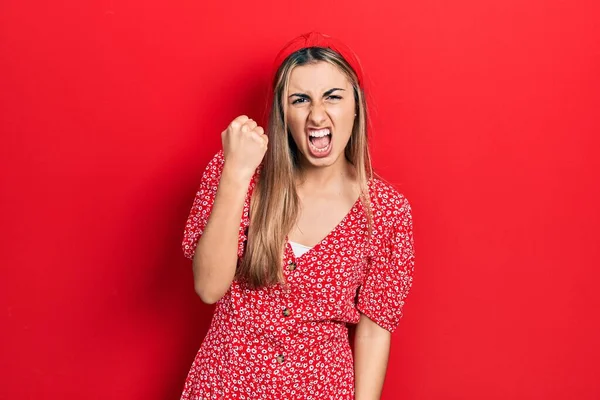 Hermosa Mujer Hispana Vistiendo Vestido Verano Enojado Loco Levantando Puño — Foto de Stock