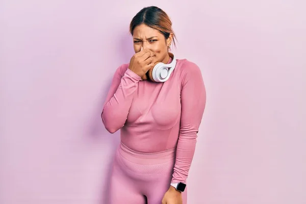 Schöne Hispanische Frau Turnbekleidung Und Mit Kopfhörern Die Etwas Stinkendes — Stockfoto