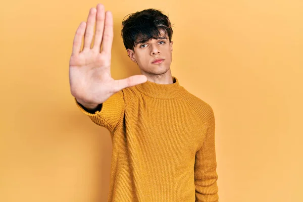 Guapo Hipster Joven Con Suéter Amarillo Casual Haciendo Dejar Cantar — Foto de Stock