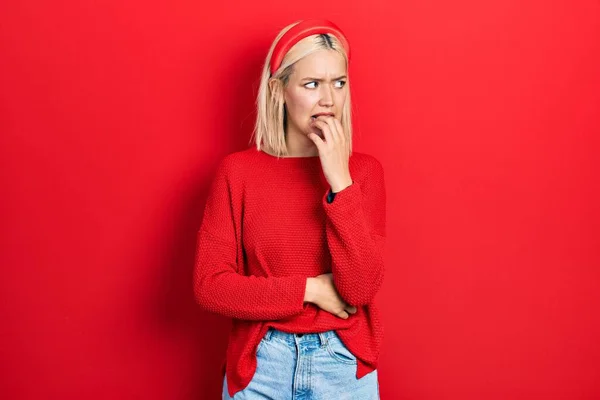 Schöne Blonde Frau Lässigem Roten Pullover Die Gestresst Und Nervös — Stockfoto