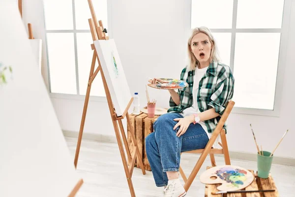 Young Artist Woman Painting Canvas Art Studio Shock Face Looking — Stock Photo, Image