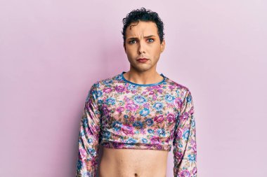 Makyaj elbisesi giyen yakışıklı adam şüpheci ve gergin, sorun yüzünden surat asıyor. negatif kişi. 