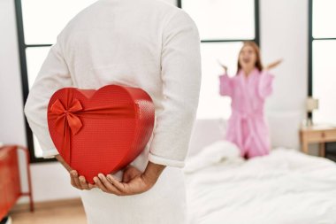 Erkek, yatak odasında sevgilisine sevgililer günü hediyesi ile sürpriz yapıyor..