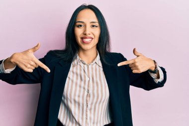 İş elbiseleri giyen, kendine güvenen, gülümseyen, kendini gururlu ve mutlu gösteren genç İspanyol kız.. 