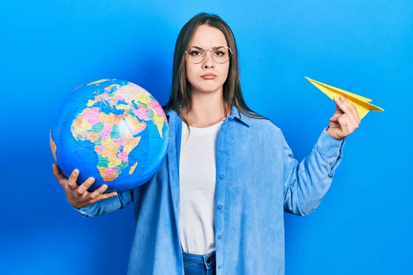 Ung Latinamerikansk Flicka Håller Papper Plan Och Världen Boll Skeptisk — Stockfoto