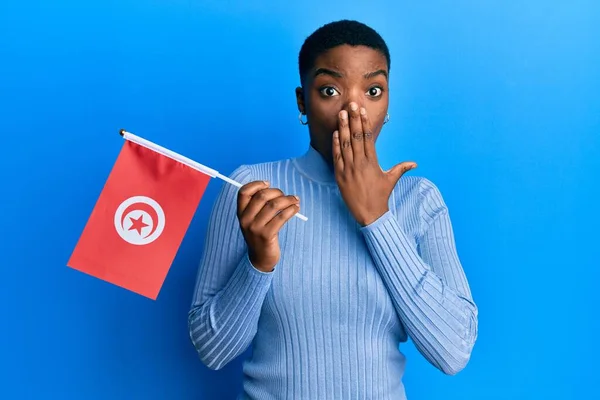 Молодая Африканская Американка Флагом Тунизии Прикрывающим Рот Рукой Шокирована Боится — стоковое фото