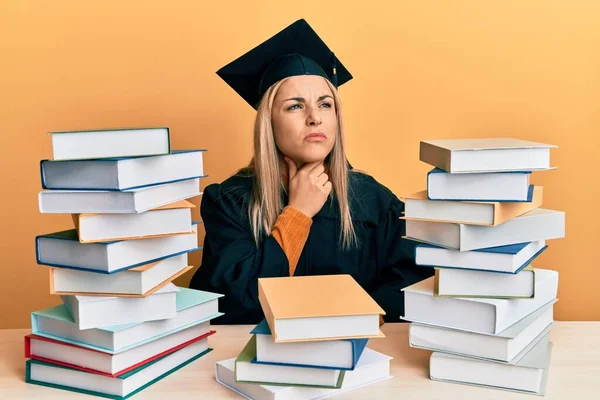 Mujer Caucásica Joven Que Usa Bata Ceremonia Graduación Sentada Mesa —  Fotos de Stock