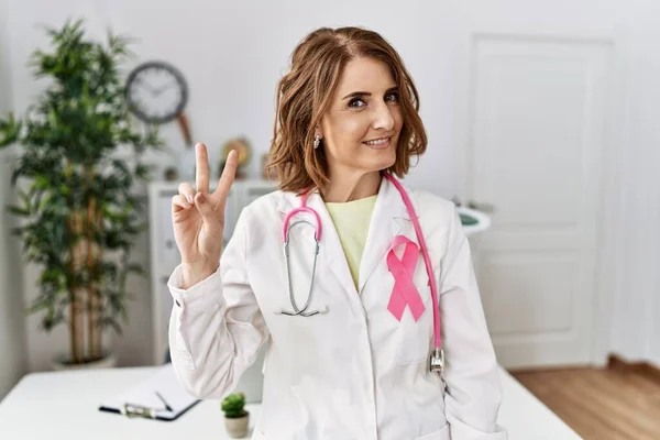 Medelålders Läkare Kvinna Bär Rosa Cancerband Uniform Leende Tittar Kameran — Stockfoto