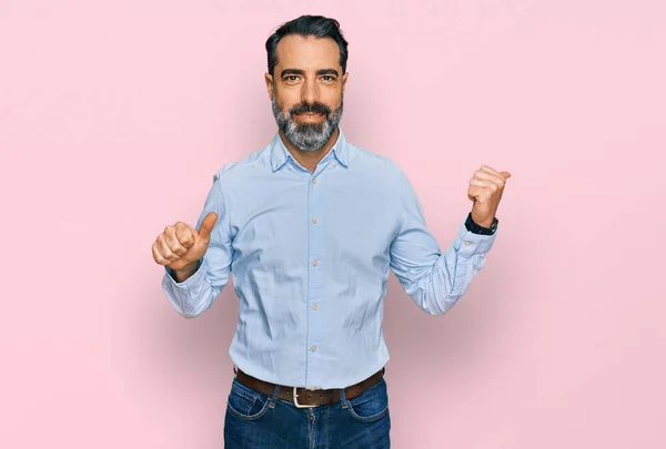 Homem Meia Idade Com Barba Vestindo Camisa Negócios Apontando Para — Fotografia de Stock