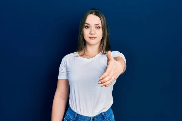 Joven Chica Hispana Vistiendo Camiseta Blanca Casual Sonriendo Amigable Ofreciendo — Foto de Stock