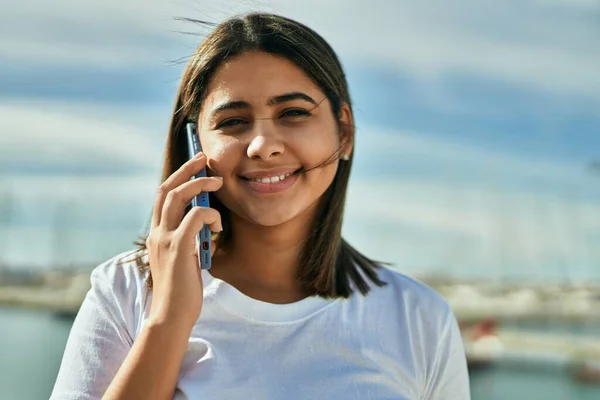 Jovem Menina Latina Sorrindo Feliz Falando Smartphone Praia — Fotografia de Stock