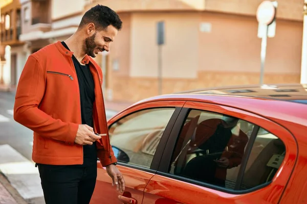 Jonge Spaanse Man Met Sleutel Van Een Nieuwe Auto Stad — Stockfoto