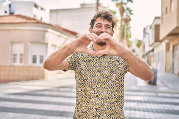 Ung Latinamerikansk Man Står Gatan Leende Kärlek Visar Hjärta Symbol — Stockfoto
