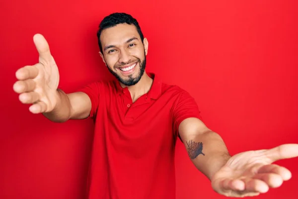 Homem Hispânico Com Barba Vestindo Camiseta Vermelha Casual Olhando Para — Fotografia de Stock