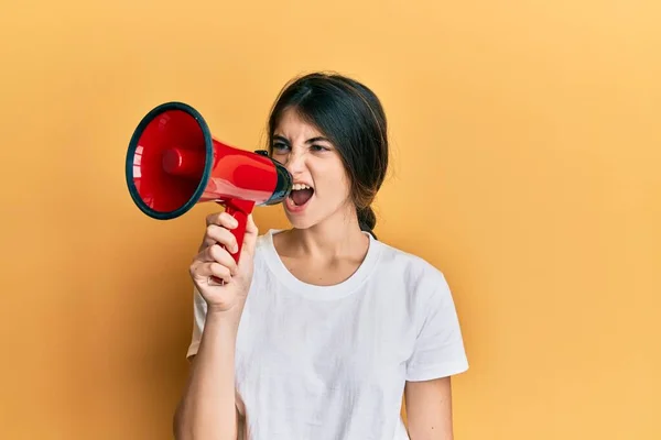 Young Caucasian Woman Yellow Background Holding Megaphone Loudspeaker Confident Expression — Stock Photo, Image