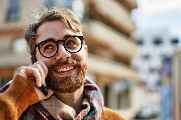 Blanke Man Met Baard Die Een Zonnige Dag Buiten Aan — Stockfoto