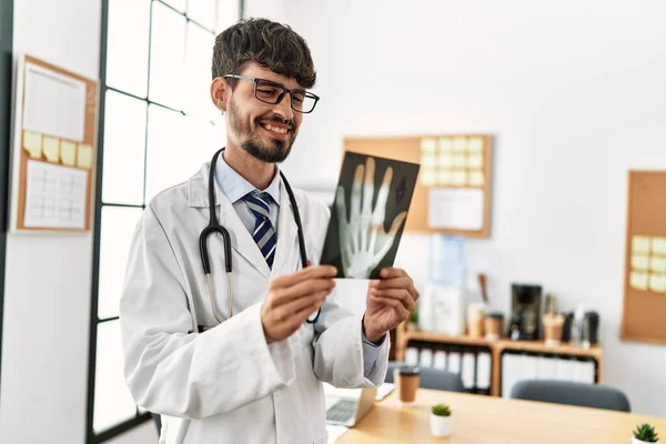 Xray Tutan Genç Spanyol Doktor Klinikte Çalışıyor — Stok fotoğraf