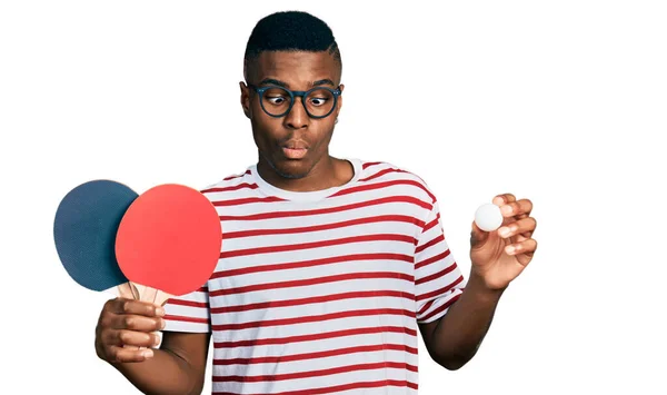 Jovem Afro Americano Segurando Raquetes Pingue Pongue Vermelho Bola Fazendo — Fotografia de Stock