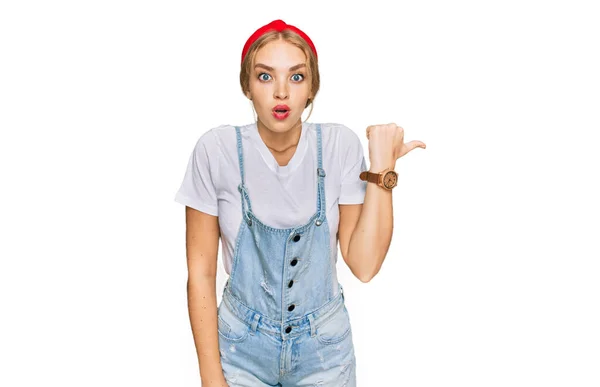 Young Caucasian Girl Wearing Casual Clothes Surprised Pointing Hand Finger — Stock Photo, Image