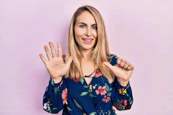 Młoda Kaukaska Kobieta Luźnych Ubraniach Pokazuje Wskazuje Palcami Numer Sześć — Zdjęcie stockowe