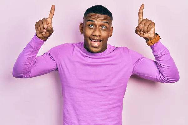 Junger Schwarzer Mann Lässigem Rosafarbenem Pullover Der Erstaunt Und Überrascht — Stockfoto
