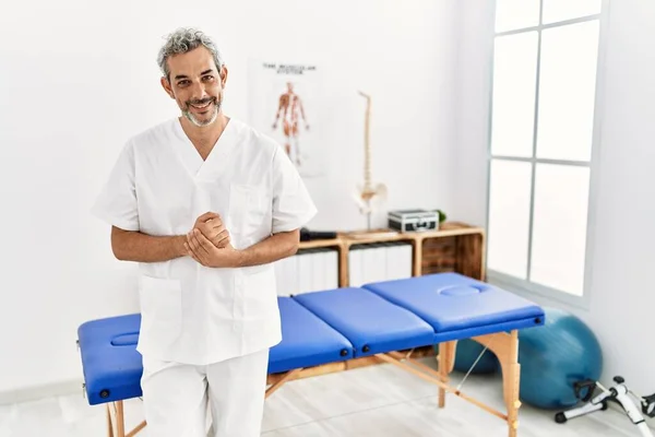 Der Hispanische Therapeut Mittleren Alters Der Einer Schmerzklinik Arbeitet Hält — Stockfoto