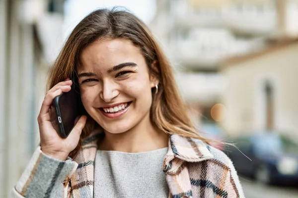 Jovem Loira Falando Smartphone Rua — Fotografia de Stock