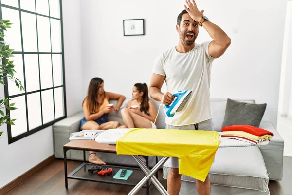 Junge Hispanische Mann Bügelt Kleidung Hause Überrascht Mit Der Hand — Stockfoto